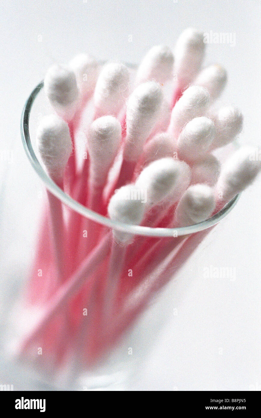 Glas mit Lieferung von rosa Wattestäbchen Stockfoto