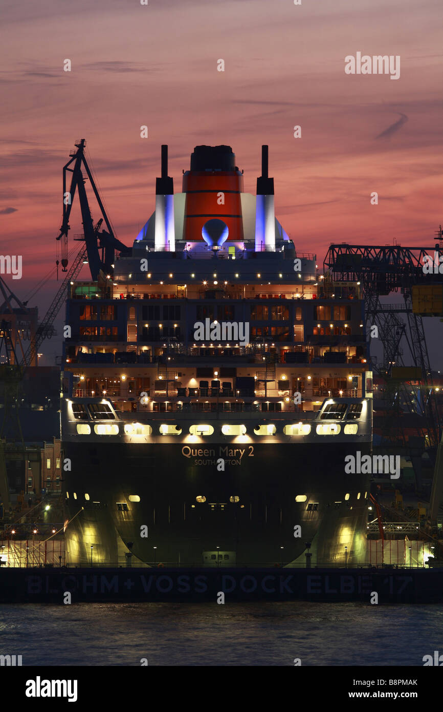 Kreuzfahrtschiff queen mary 2 in hamburg Fotos und Bildmaterial in