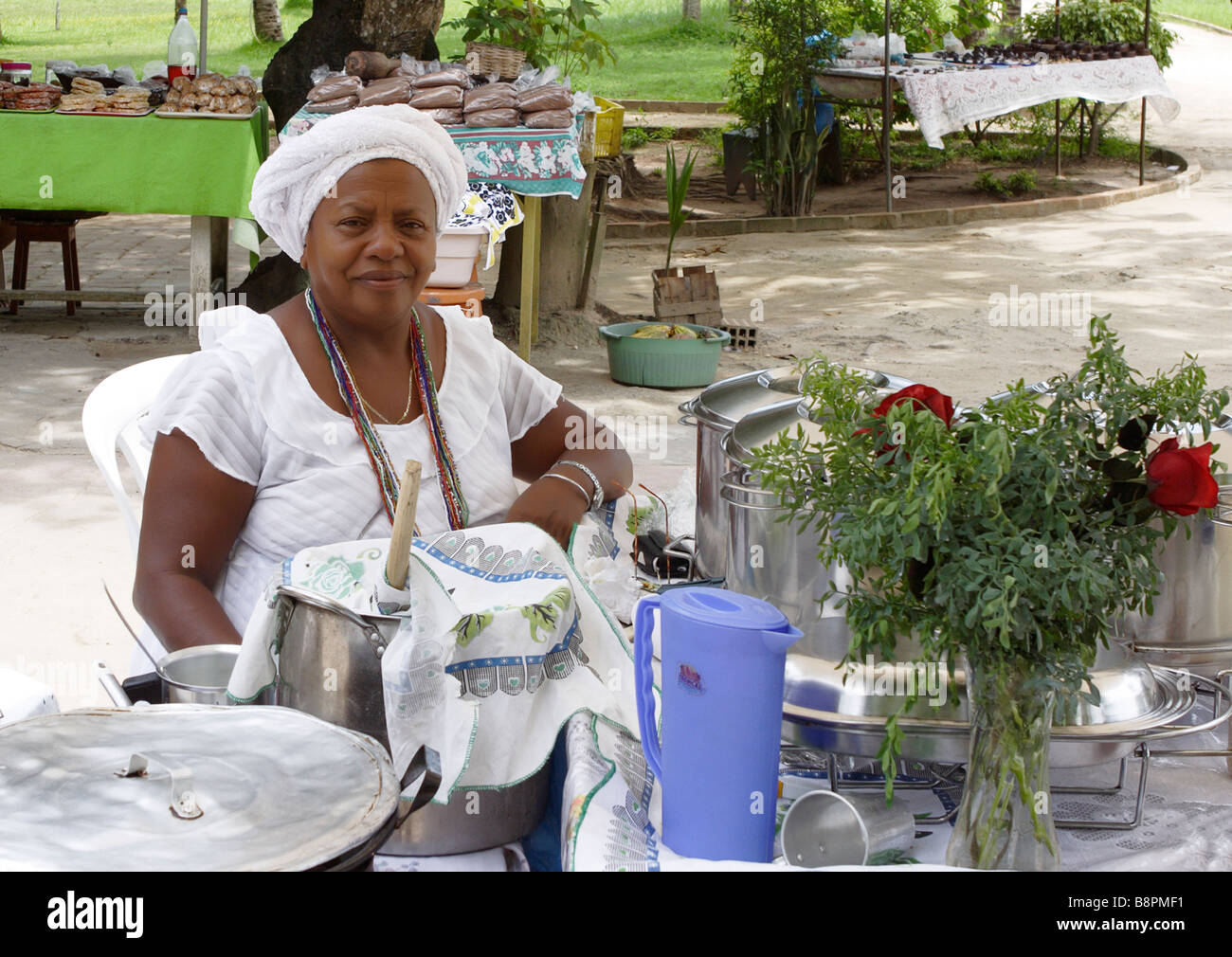 Frau aus Bahia in Tracht traditionelle Küche von Bahia Porto Seguro Bahia Brasilien Südamerika Stockfoto