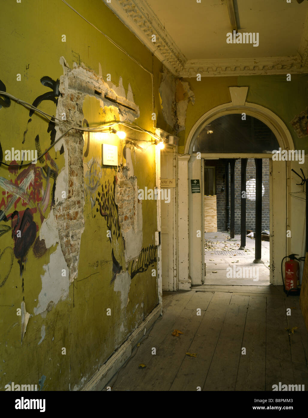 Der Flur im Sutton House die linken Wand stammt aus dem Jahre 1524, aber der Flur wurde im 18. Jahrhundert errichtet. Stockfoto