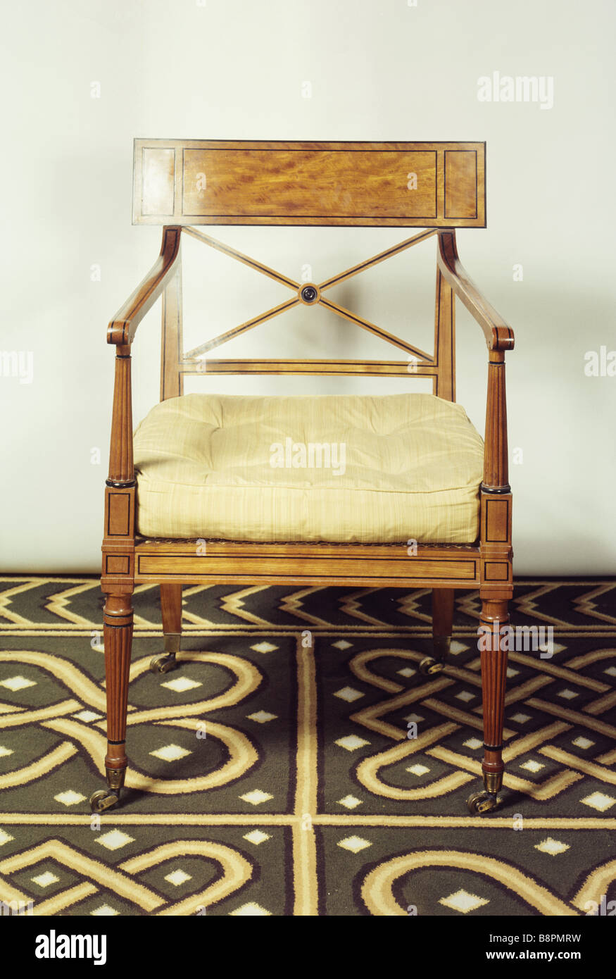 Satinholz Ellenbogen Stuhl im Stourhead House mit Ebenholz Bespannung von Thomas Chippendale der jüngere Stockfoto