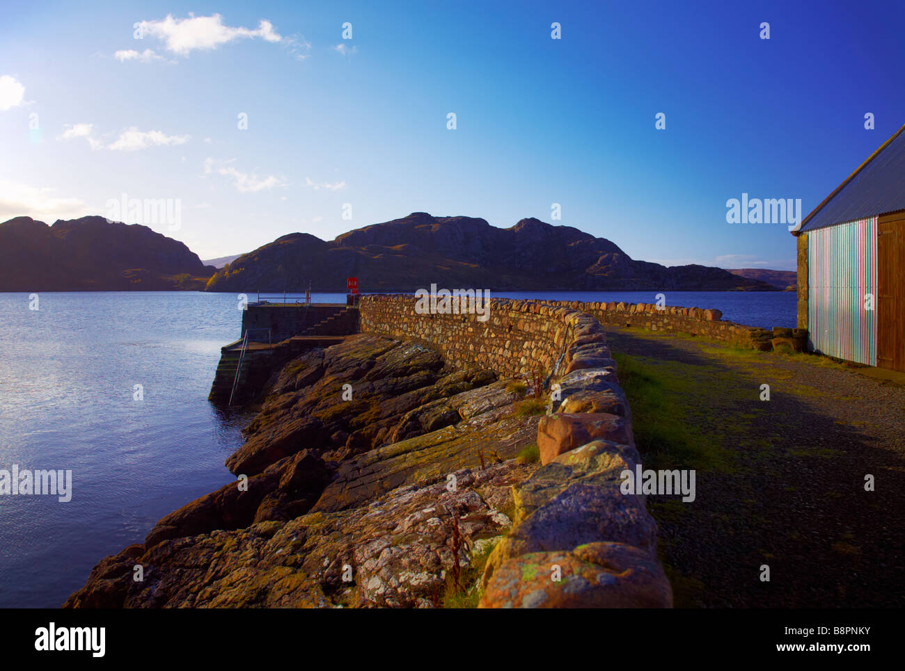 Lagergebäude und Steg. Niedrigere Diabaig, Wester Ross, Highlands, Schottland Stockfoto