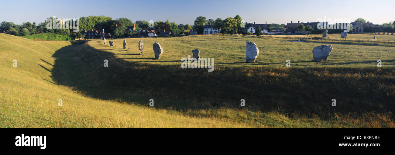 Blick auf eine kreisförmige Linie bestehend aus Menhire und einen Graben in Avebury Stockfoto