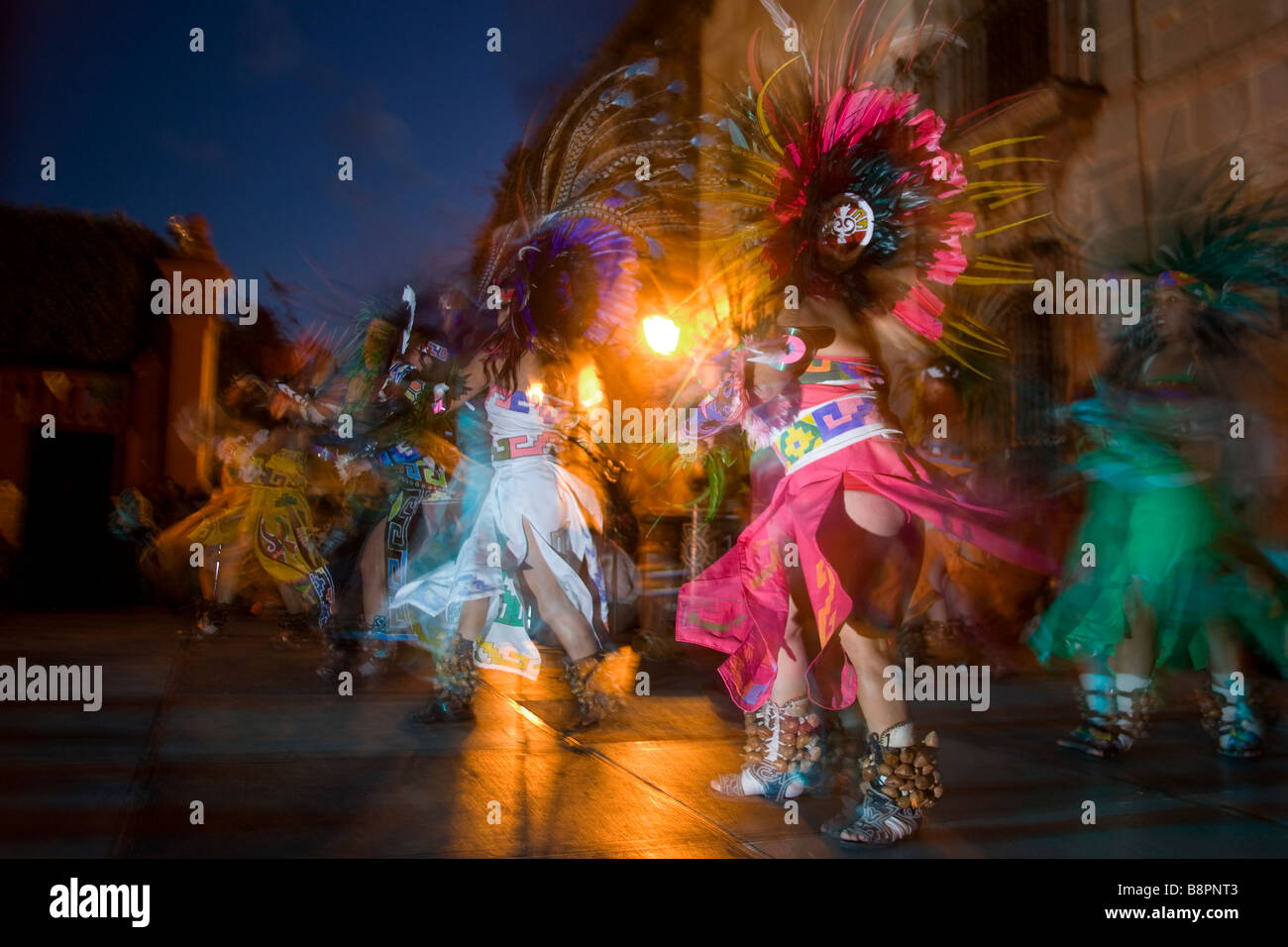 Aztekische Tänzer am Tag der toten Feier in San Miguel de Allende Stockfoto