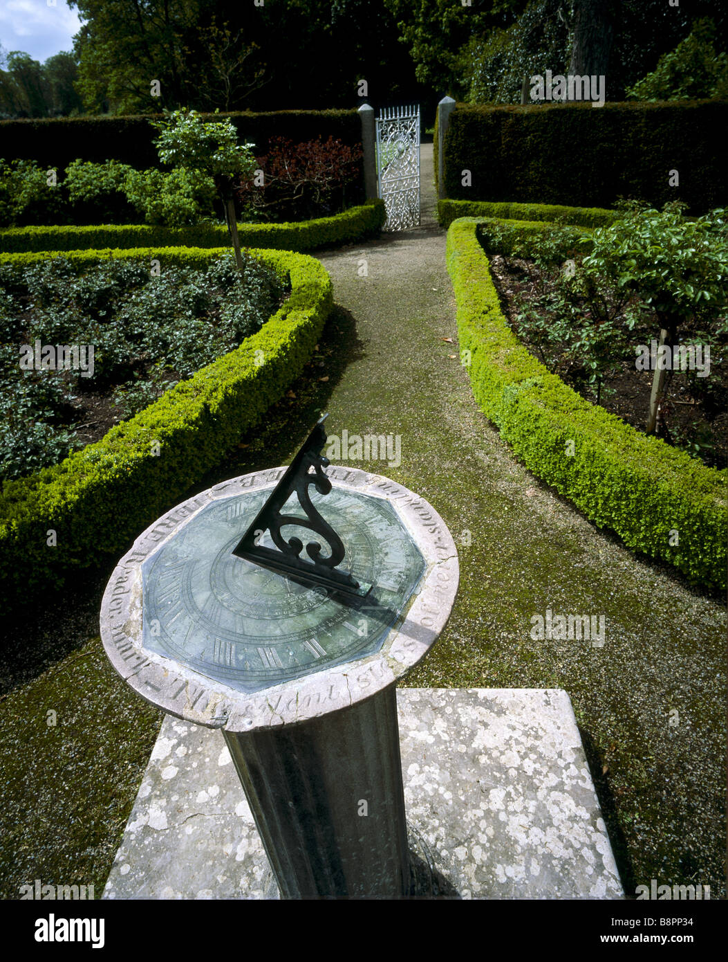 Argory Garten mit der Sonnenuhr zeigt das berühmte Zitat hier Leser kennzeichnen die leise Schritte nie Standzeit Stockfoto