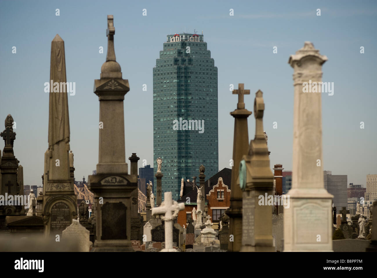 Das Citigroup Center in New York sieht man von Calvary Cemetery im New Yorker Stadtteil Queens Stockfoto