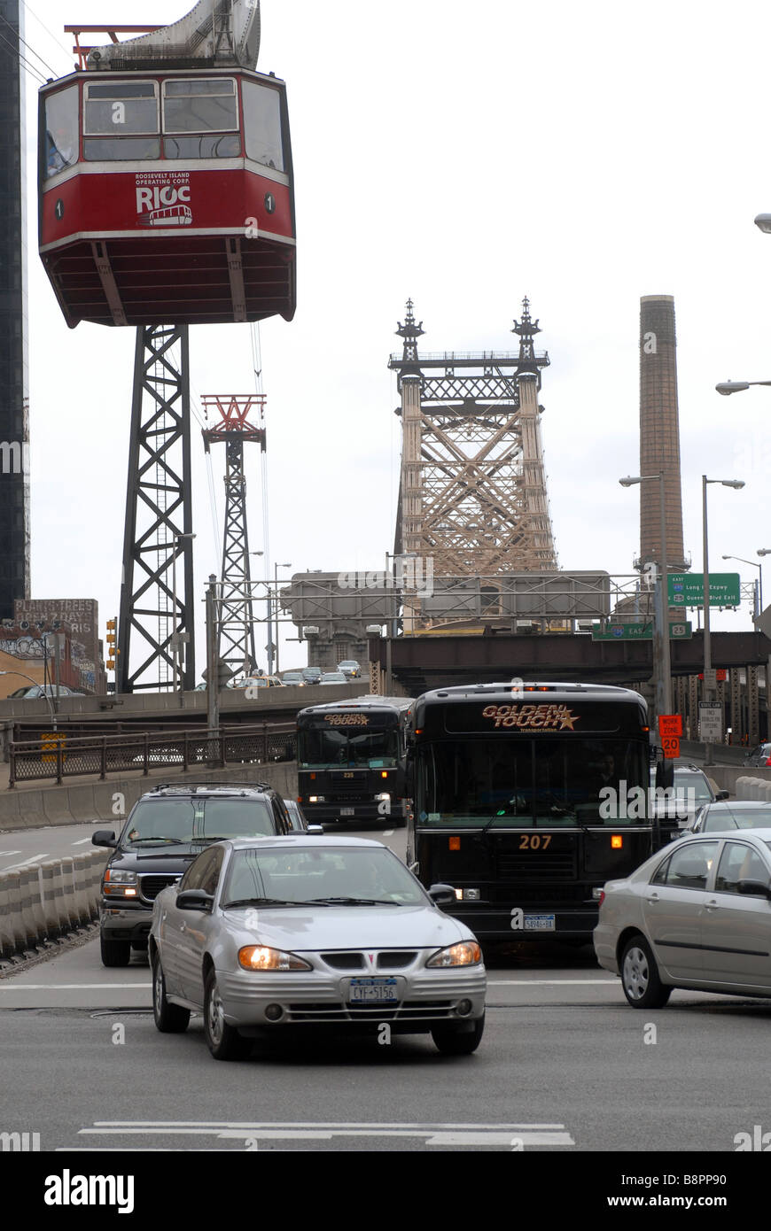 Verkehr beendet die Queensborough Bridge in New York Stockfoto