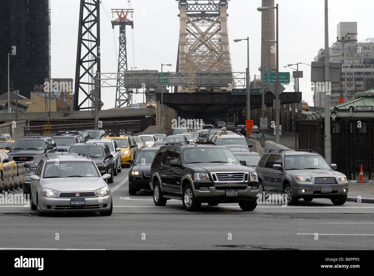 Verkehr beendet die Queensborough Bridge in New York Stockfoto