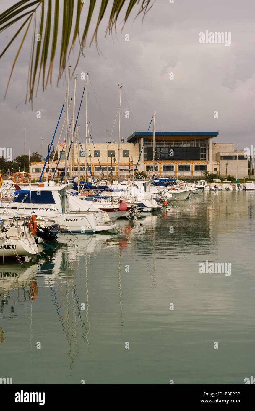 Boote und Segeln Yachten ankern bei Marina De Las Dunas Liegeplätze Guardamar Del Segura Spanien Stockfoto