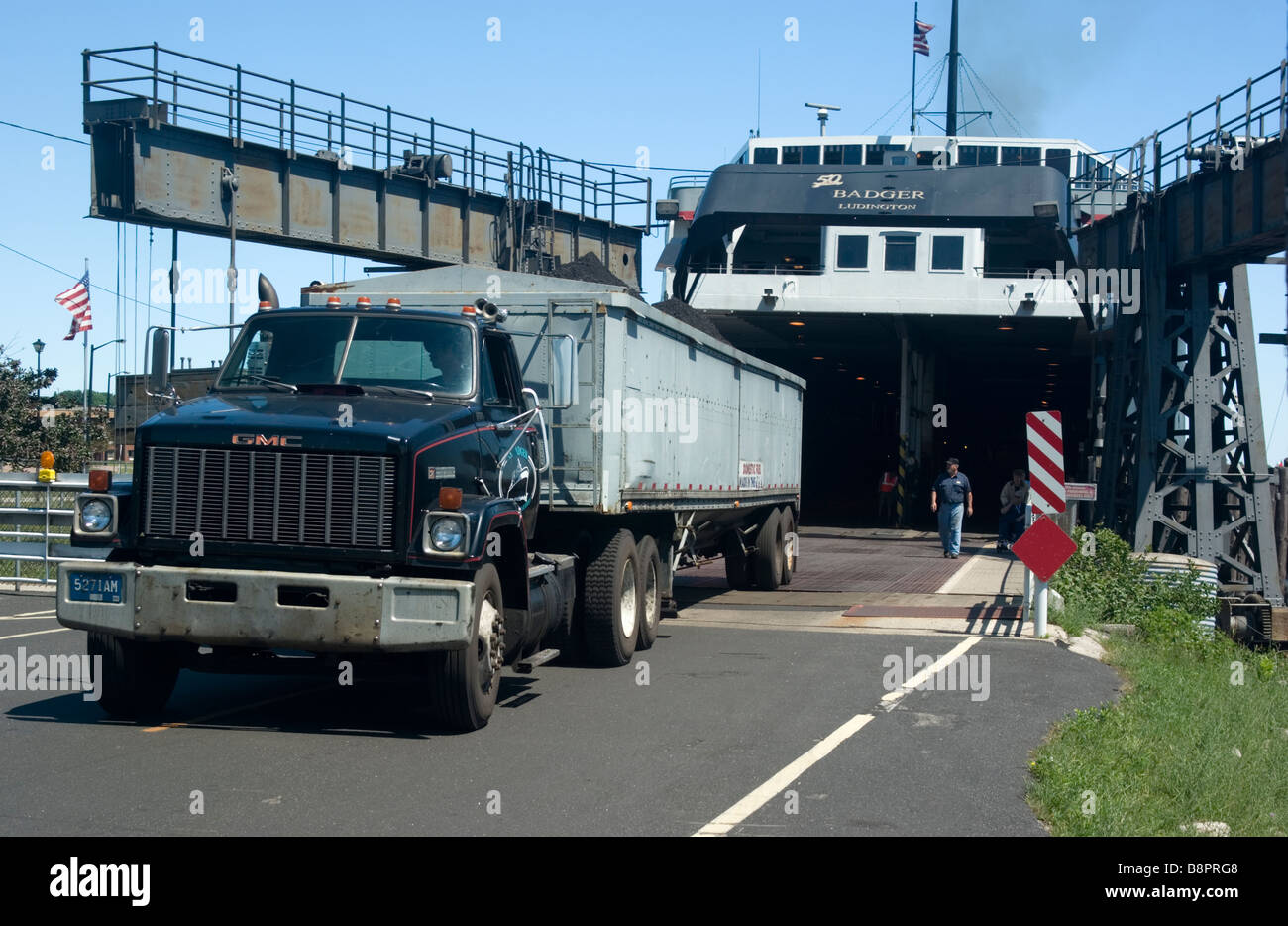 Semi-Anhängelast von Kohle tanken SS Badger Lake Michigan Tourist Personen- und Fahrzeug-Fähre bei Manitowoc Wisconsin Stockfoto