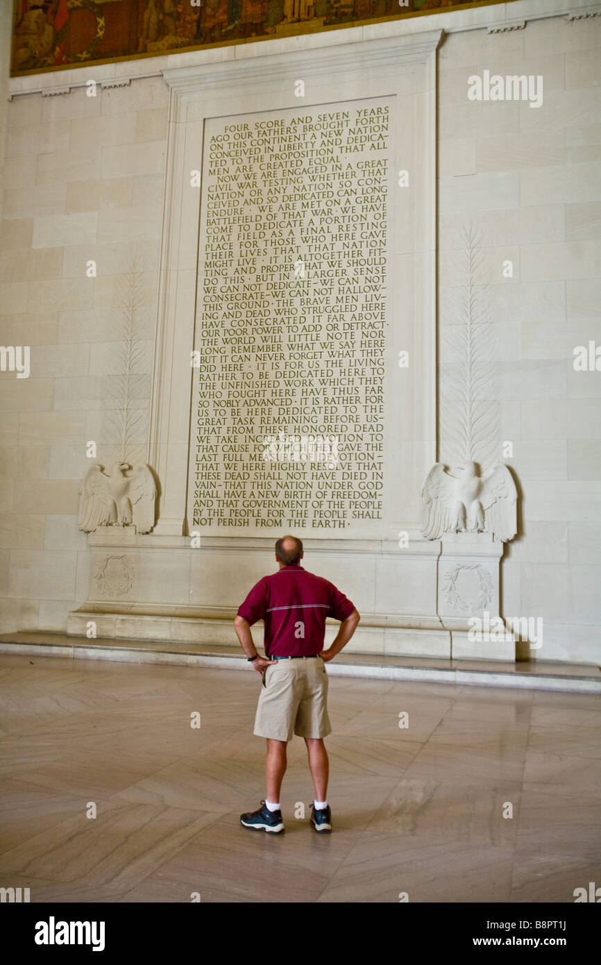 Ein Mann liest die Gettysburg Address, in Stein am Lincoln Memorial in Washington, D.C. eingeschrieben. Stockfoto