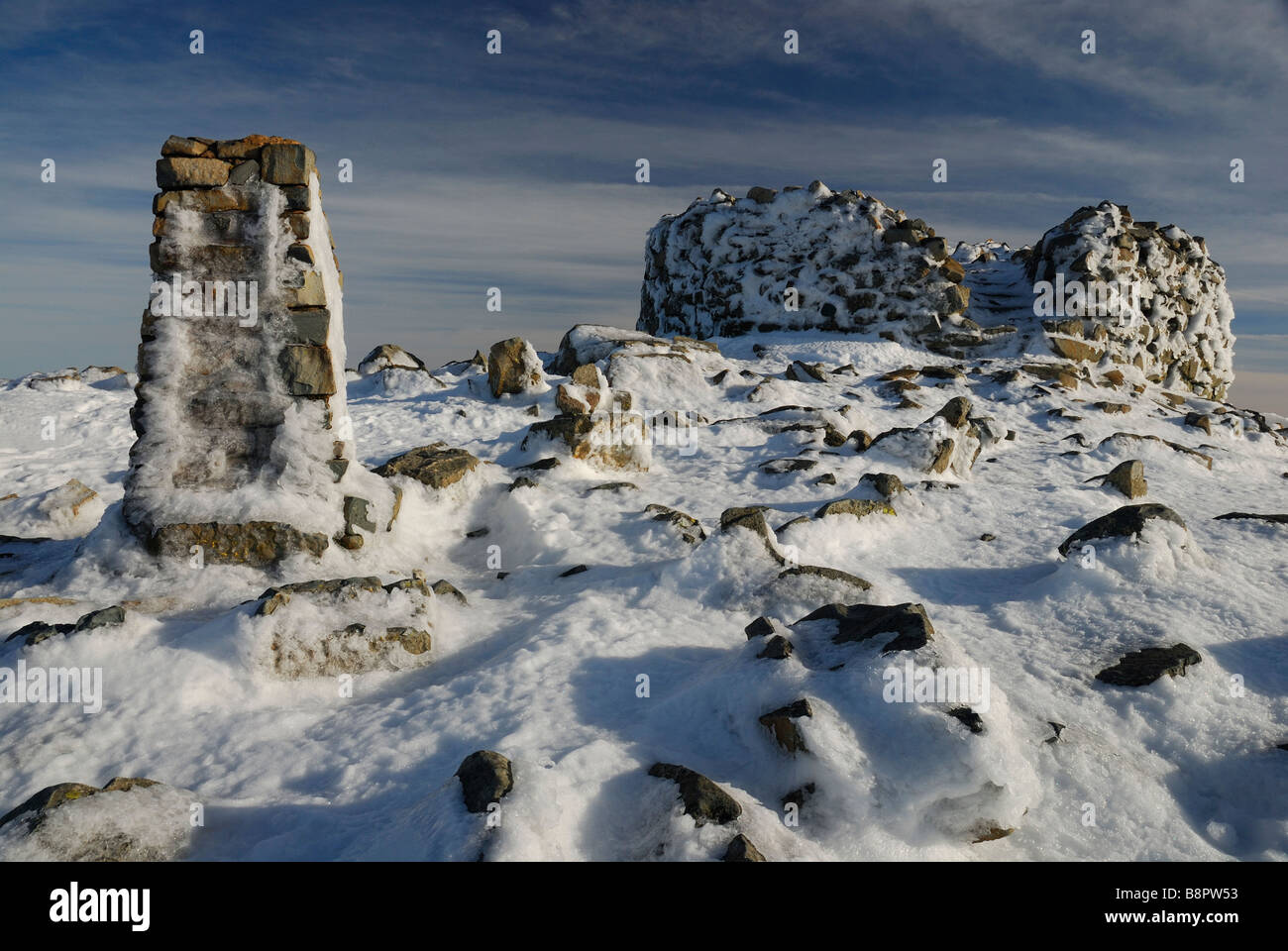 Schnee und Eis Käserand Gipfel Cairn, Scafell Pike Stockfoto