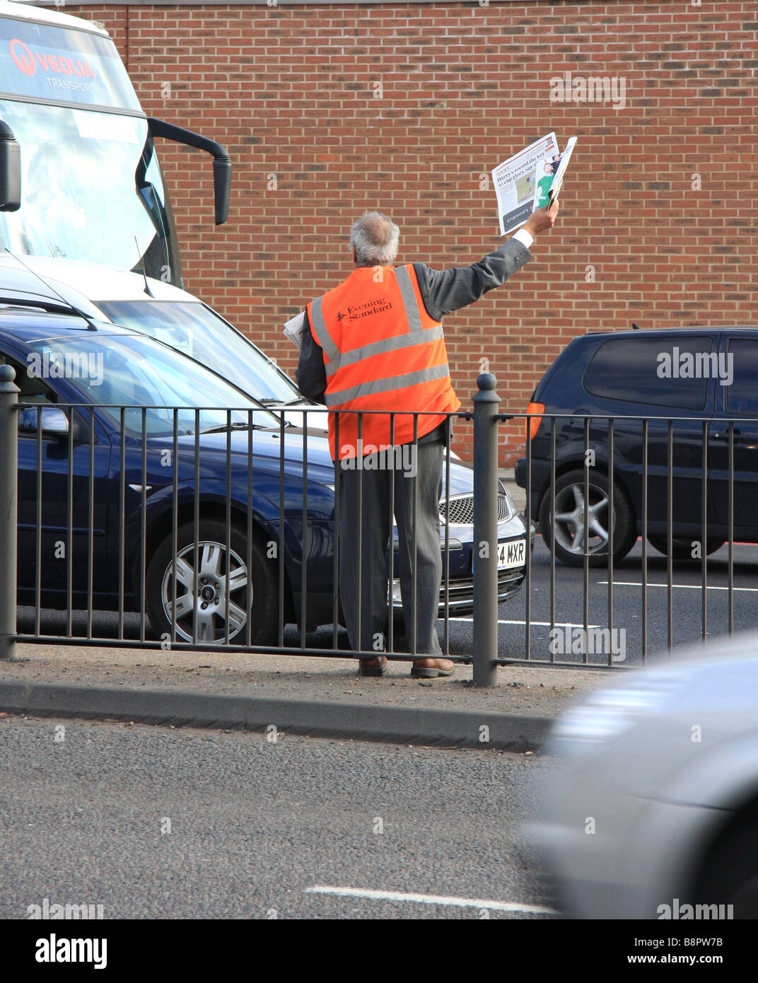Londoner Zeitung Verkäufer arbeiten im fließenden Verkehr, gefährlichen Job. Stockfoto