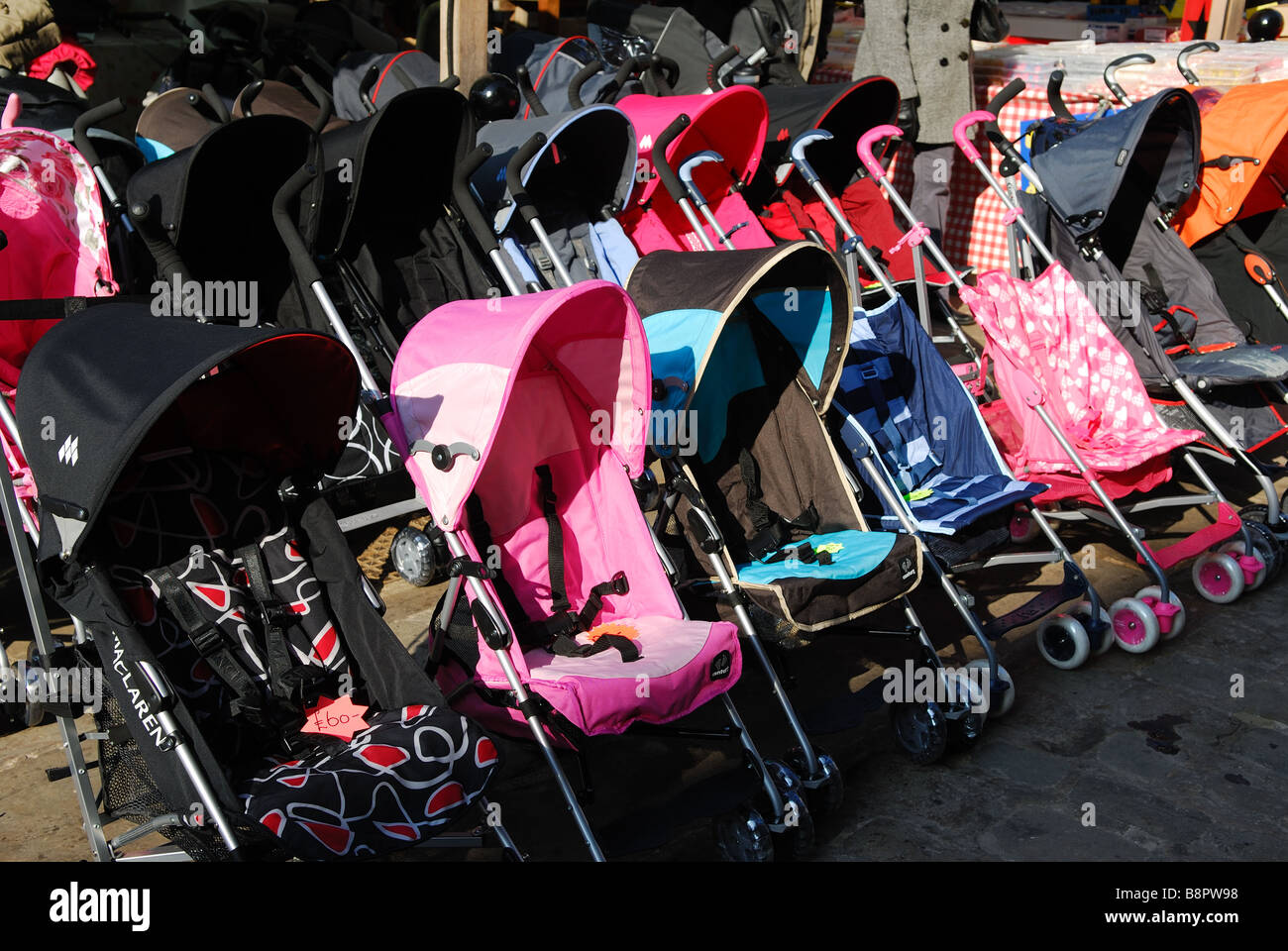 Kinderwagen zu verkaufen. (Chesterfield Markt). Stockfoto
