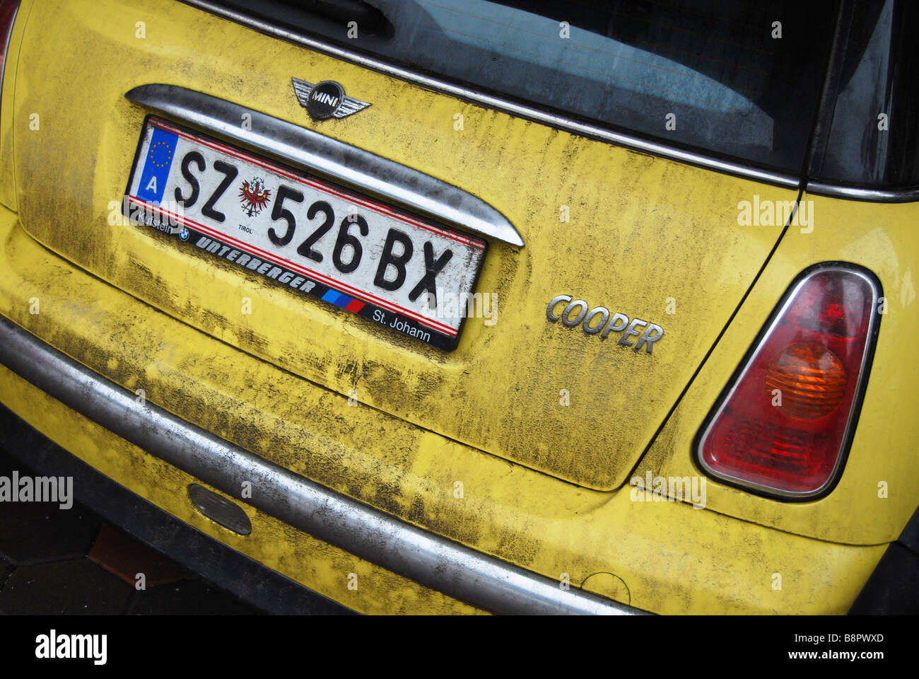 Verschmutzte Ruckseite Des Mini Cooper Mit Osterreichischen Kfz Kennzeichen Stockfotografie Alamy