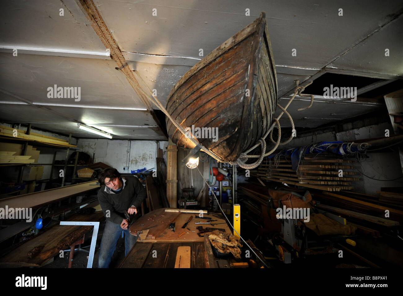 Bootsbauer und Werkstatt Ryan Kearley Hobeln Holz in seiner Barcombe workshop UK Stockfoto