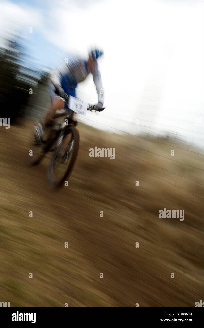 Mountainbike Rider bei Geschwindigkeit in Holz Stockfoto