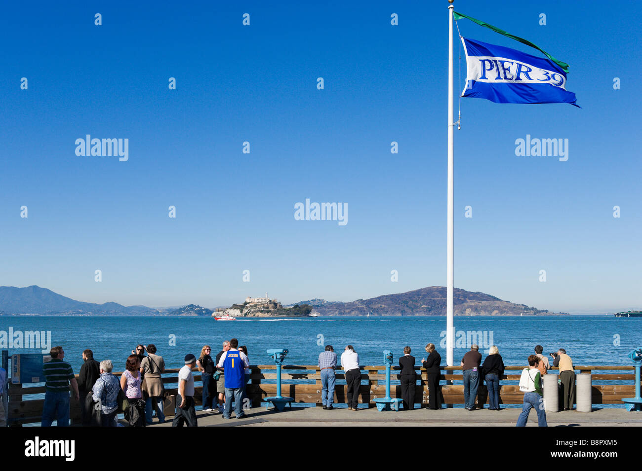Blick auf Alcatraz von Pier 39, San Francisco, San Francisco, Kalifornien, USA Stockfoto