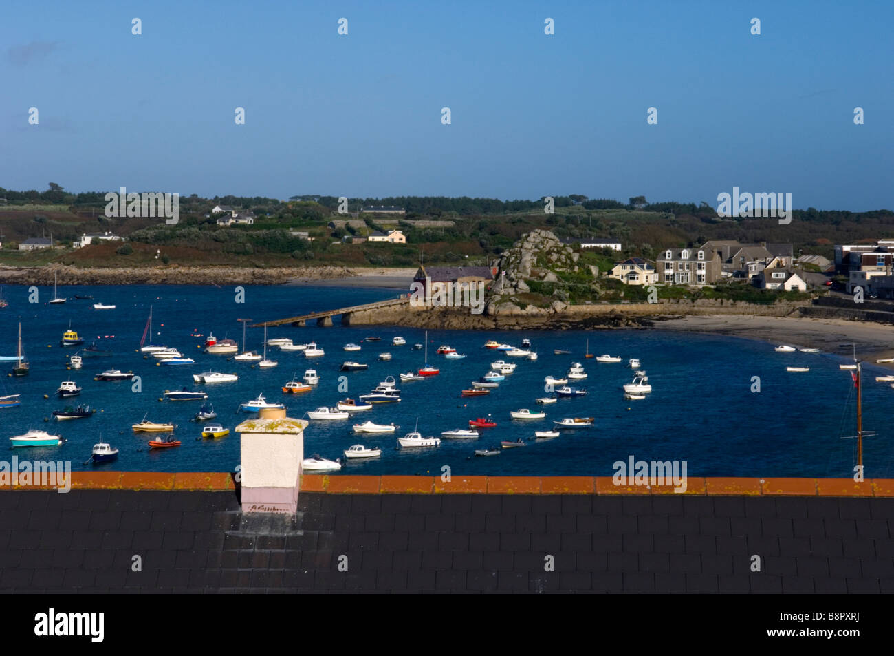 Hugh Stadthafen angesehen von den Dächern. St. Marien. Isles of Scilly. Cornwall. England. UK Stockfoto