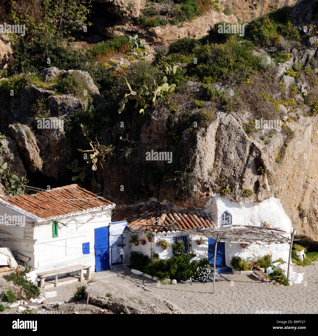 Playa del Salon in Nerja Südspanien nach Hause am Strand ein attraktives Haus mit Garten und Blick aufs Meer, das Mittelmeer Stockfoto