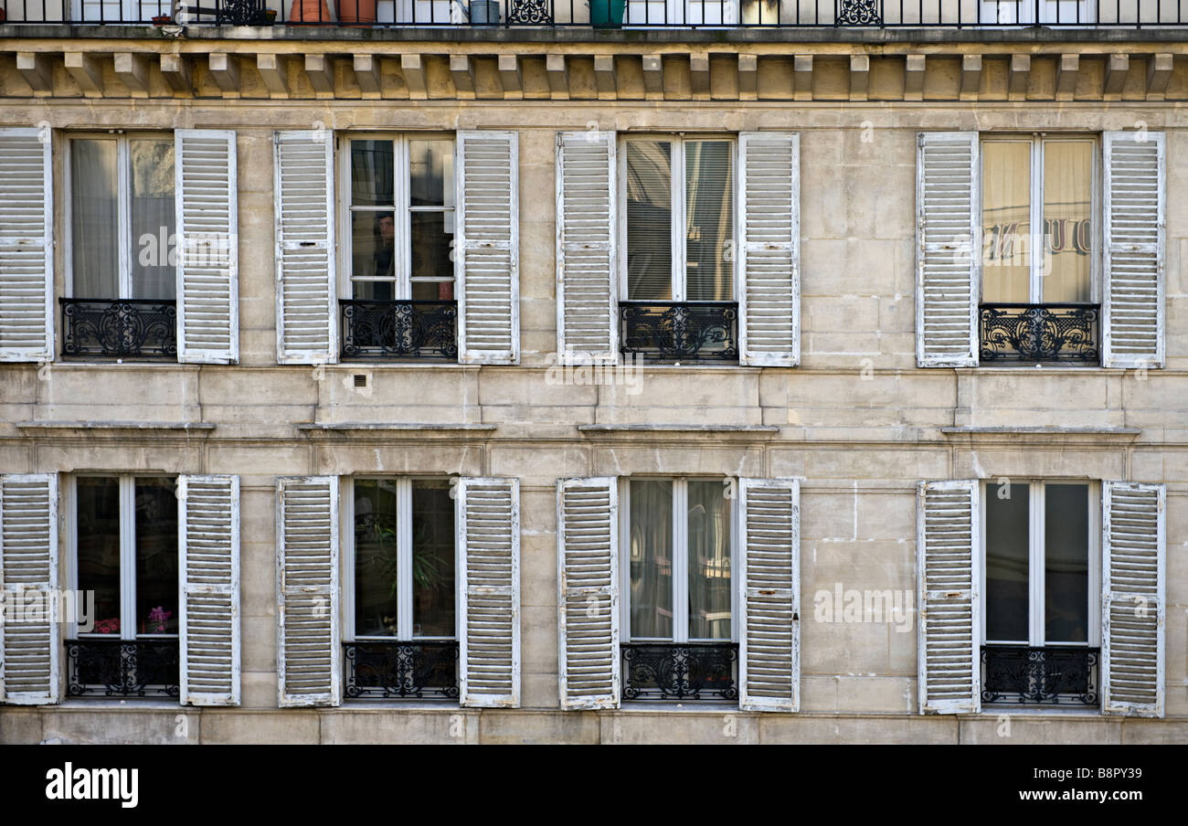 Traditionelle Fensterläden auf ein Gebäude, Paris. Stockfoto
