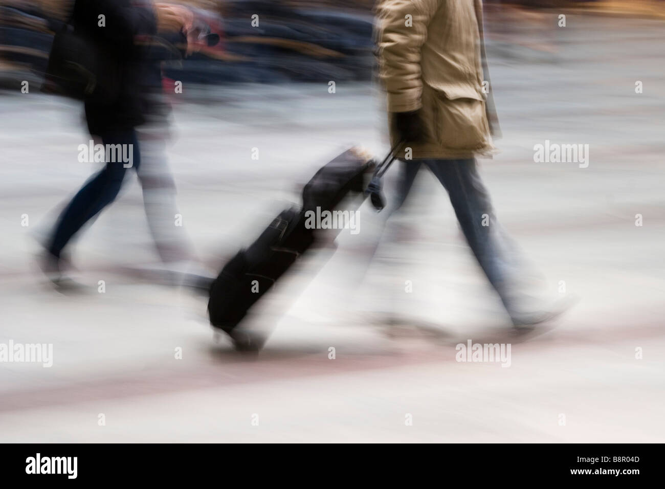 Reisende zu Fuß mit einem Travellerbag. Stockfoto