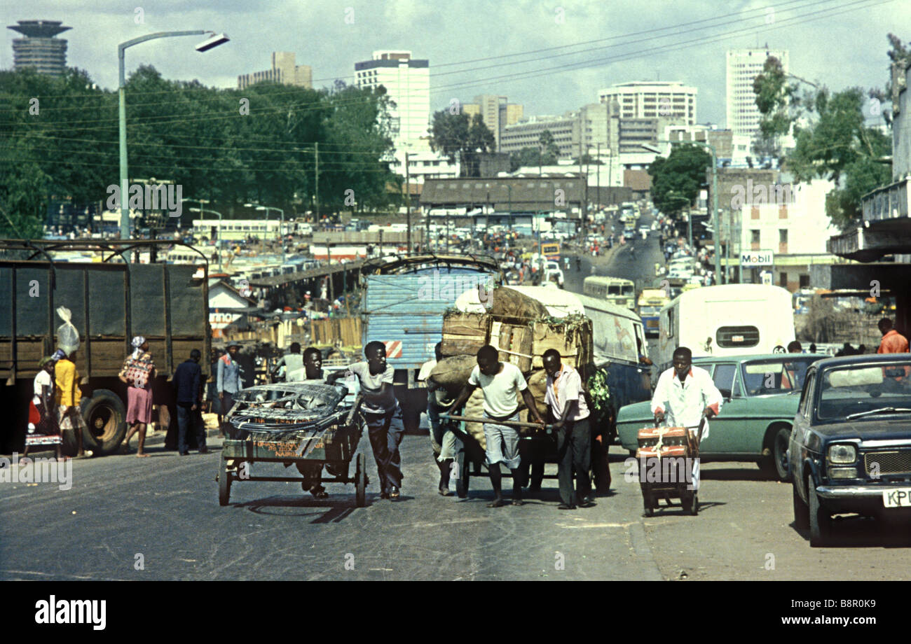 Männer Schieben Karren beladen mit Gemüse auf einem Hügel am Landhies Straße Nairobi Kenia in Ostafrika Stockfoto
