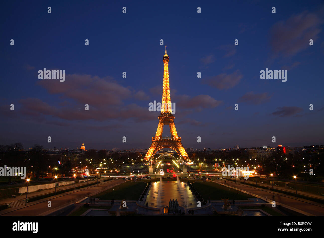 Eiffelturm in der Abenddämmerung, Paris, Frankreich Stockfoto