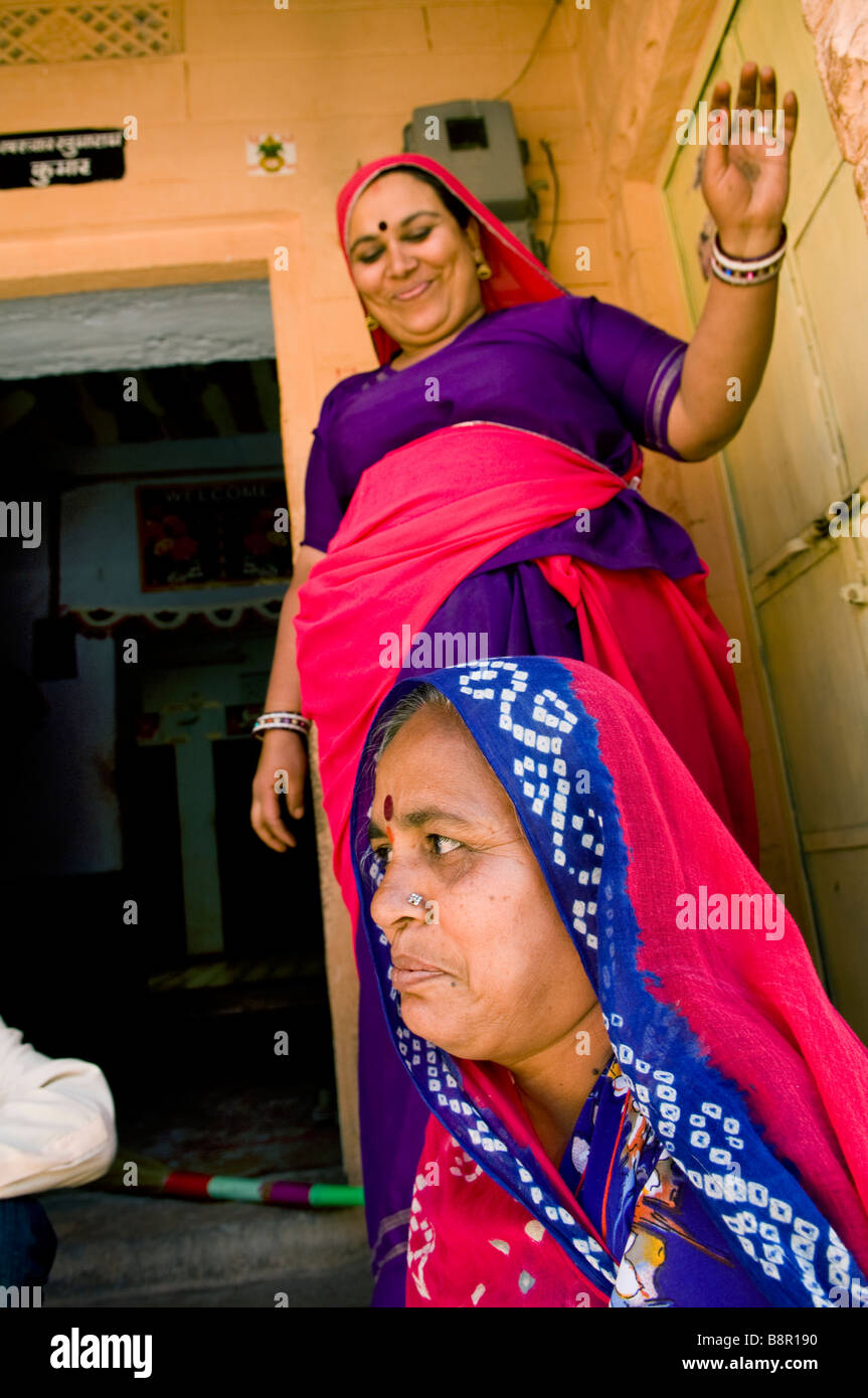 Indische Frauen in traditionellen Sari Kleider gekleidet. Stockfoto