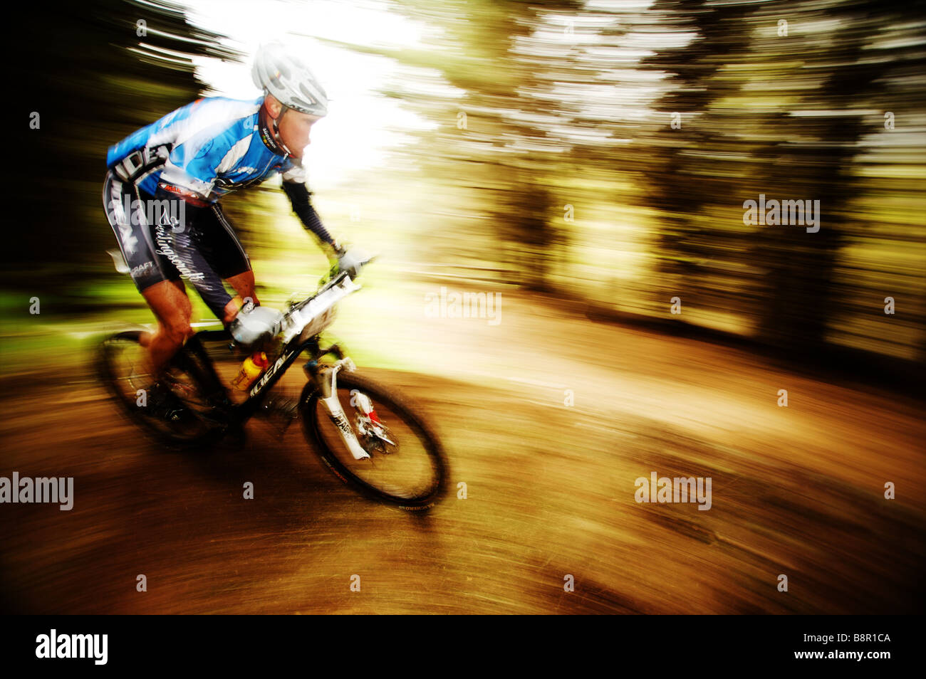 Mountainbike Rider bei Geschwindigkeit in Holz Stockfoto