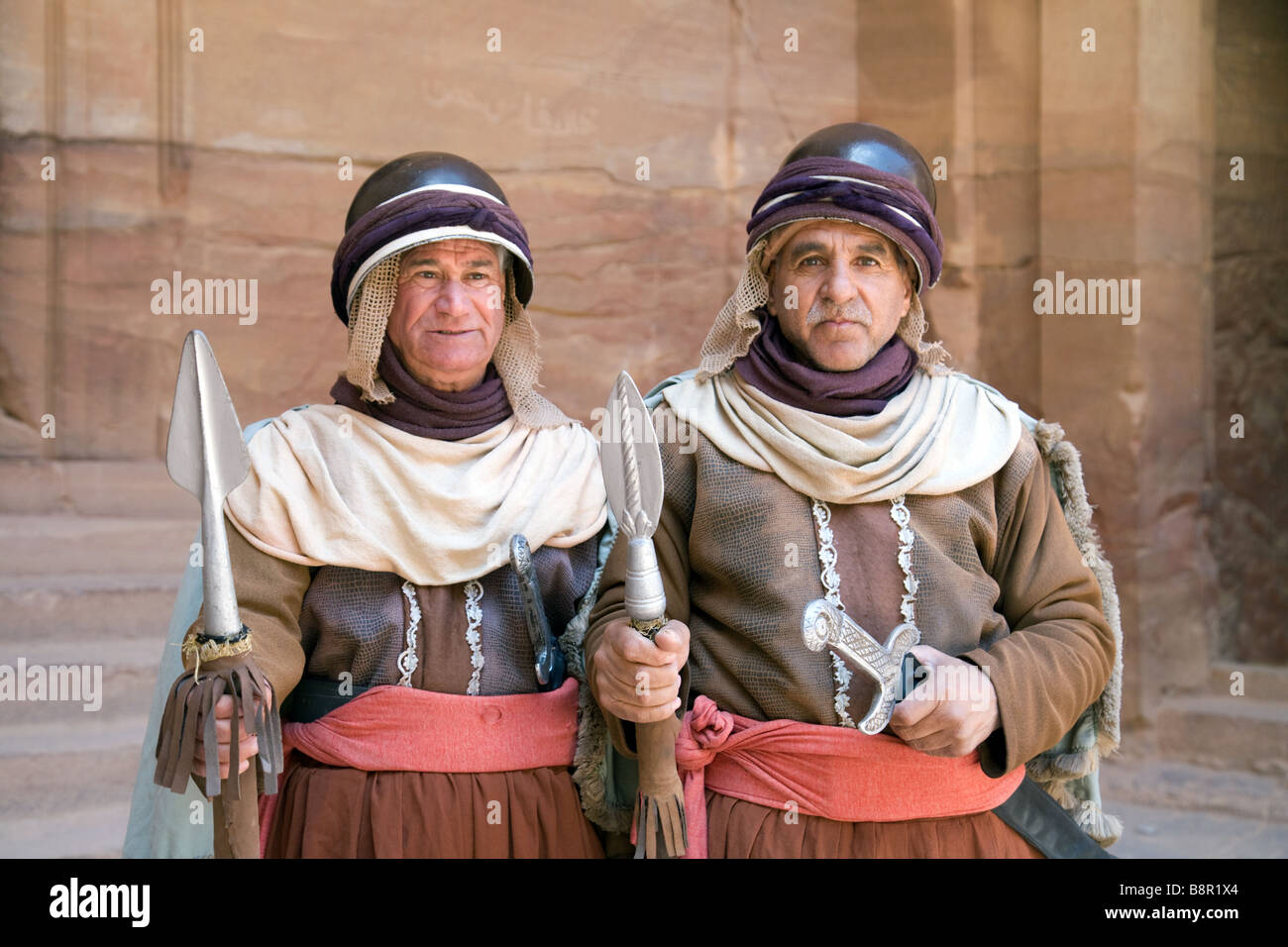 Männer gekleidet als nabatäischen Wachen an das Finanzministerium, Petra, Jordanien, Naher Osten Stockfoto