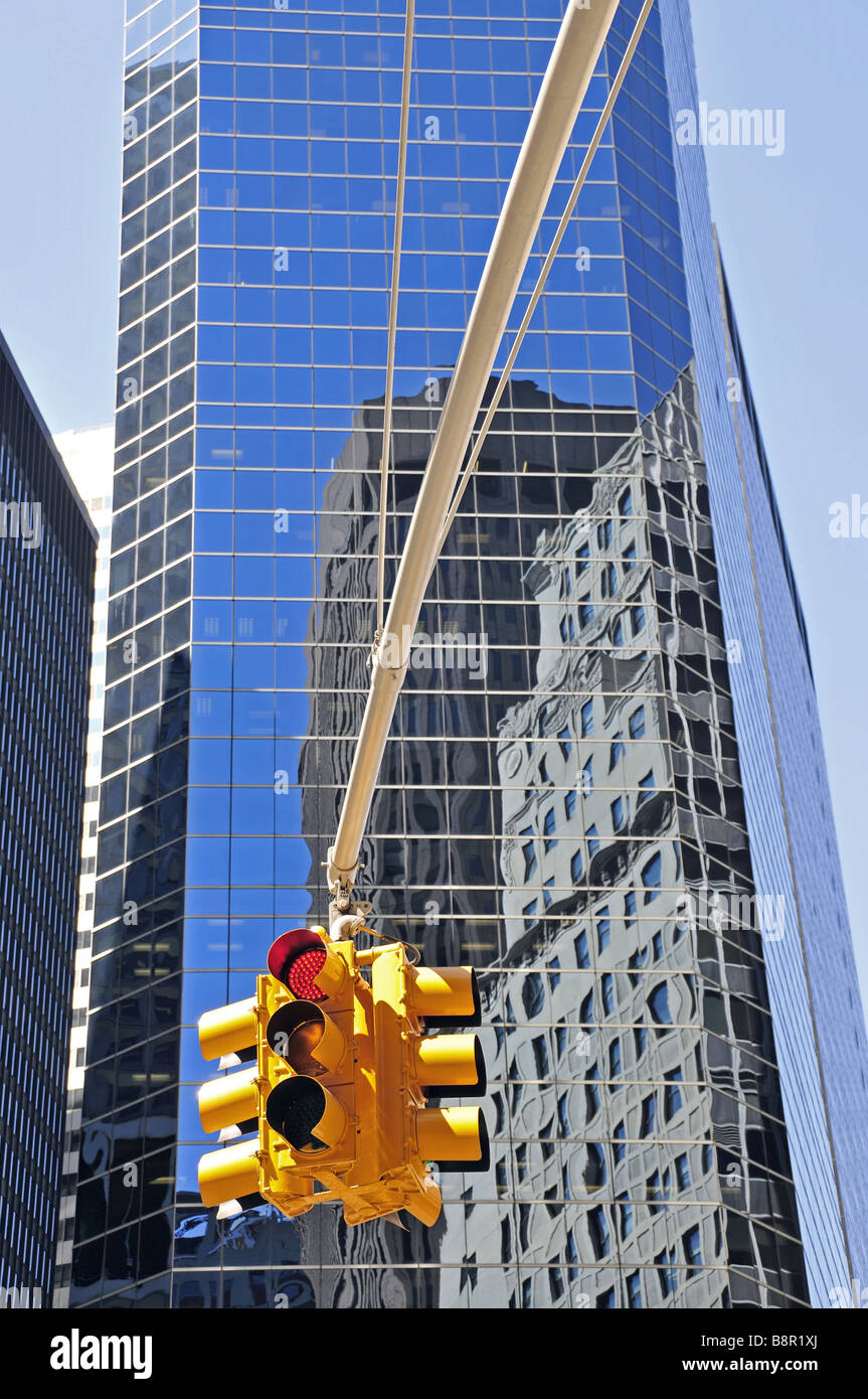 roten Verkehr Zeichen und Glas Verkleidung des Broad Financial Centers im Financial District, USA, New York City, Manhattan Stockfoto