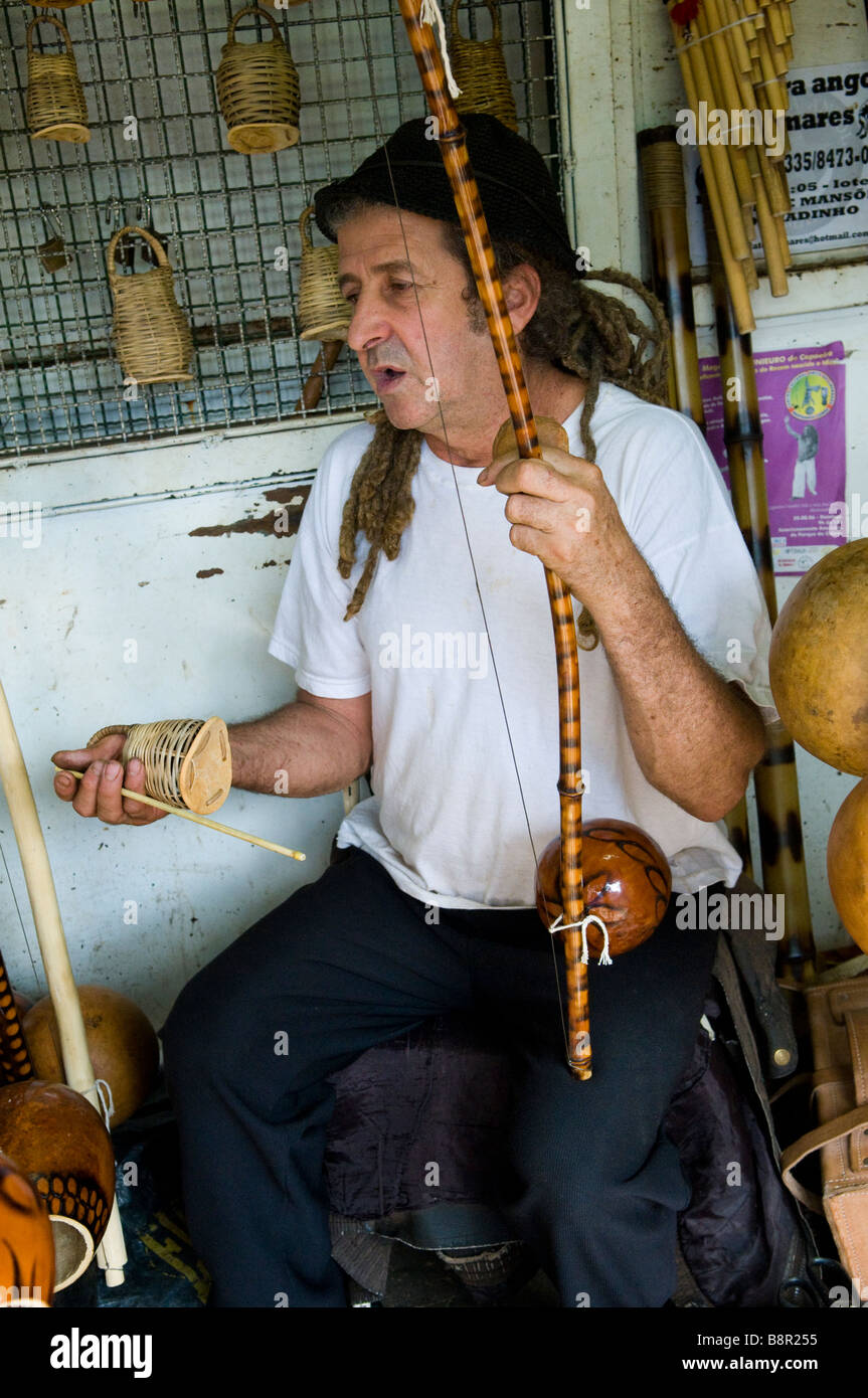 Eine brasilianische Künstlerin macht traditionelle Musikinstrumente und verkauft sie in den bunten Wochenendmarkt in Brasilia, Brasilien Stockfoto