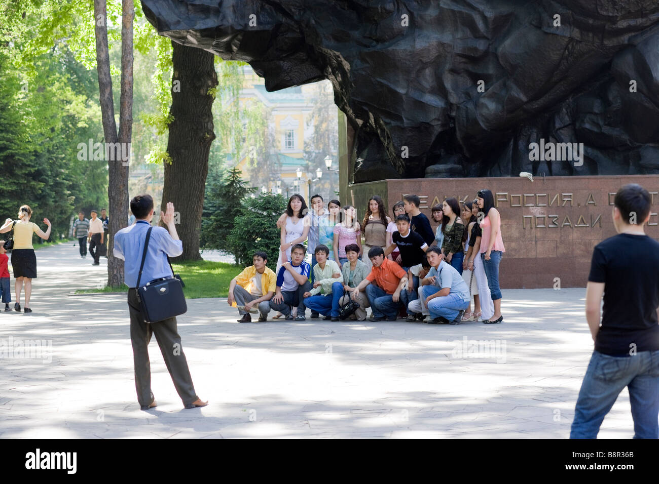 Almaty, Kasachstan, Studenten posiert vor dem russischen Weltkrieg 2 Memorial in Panfilov Park im Frühjahr. Stockfoto