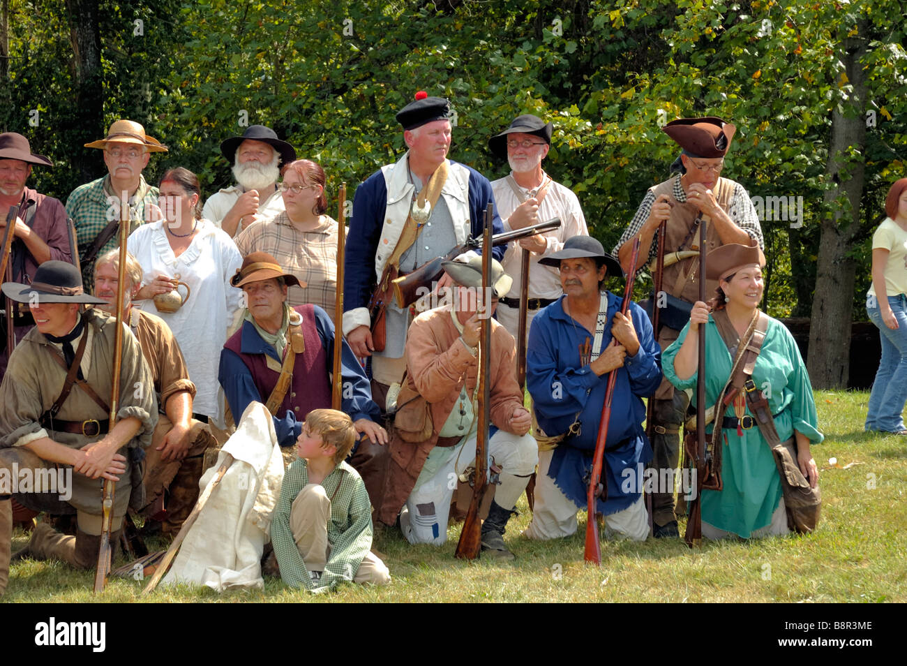 Native American Indian und Pionier Reenactors posieren für Gruppenfoto am Fort Boonesborough Kentucky USA Stockfoto