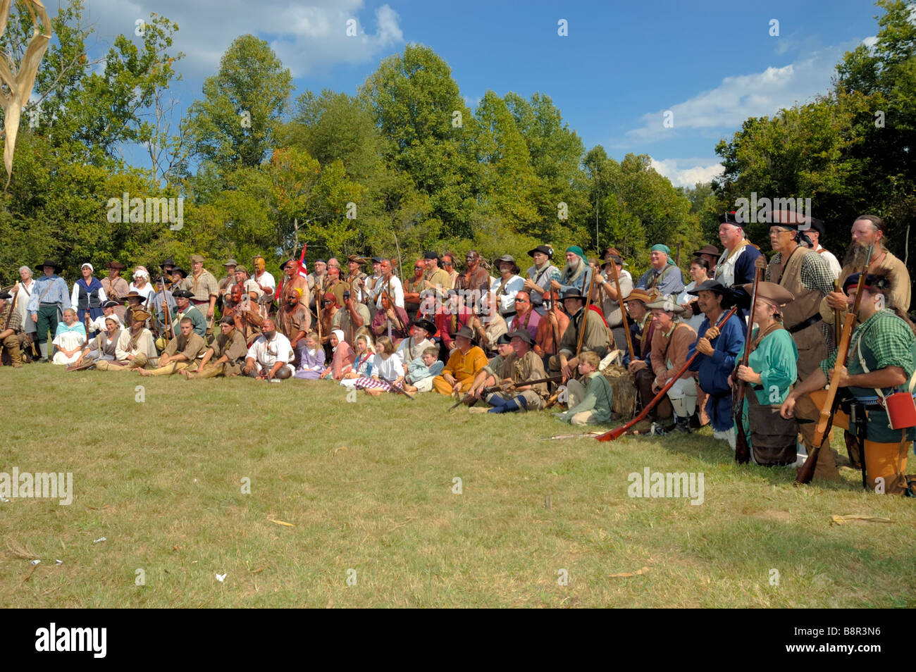 Native American Indian und Pionier Reenactors posieren für Gruppenfoto am Fort Boonesborough Kentucky USA Stockfoto
