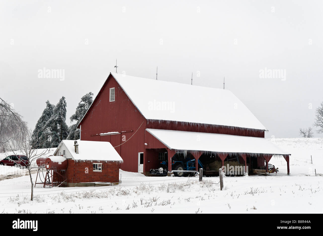 Rote Scheune tief verschneit neue in Floyd County Indiana Stockfoto