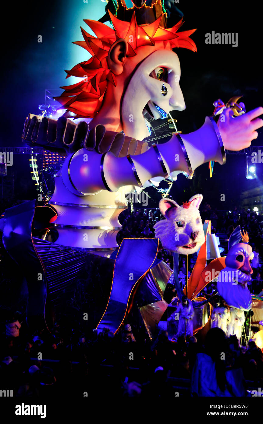 Nizza Frankreich, Öffentliche Veranstaltungen, Karnevalsparade, riesige Köpfe schöne Karnevalswagen auf der Straße in der Nacht Stockfoto