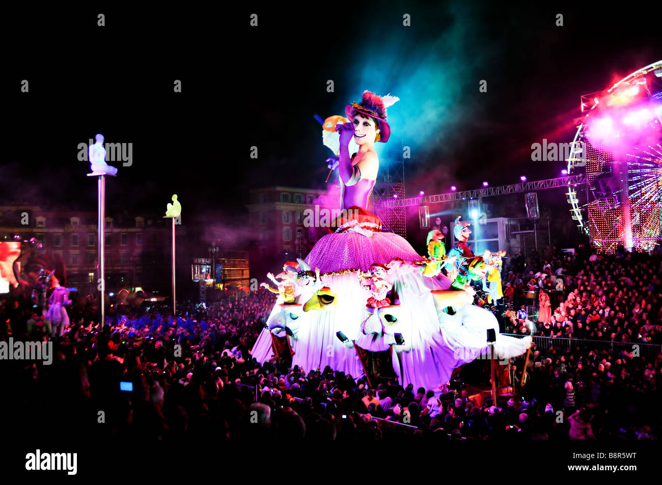 Nizza Frankreich, Öffentliche Veranstaltungen, Karnevalsparade, großer schöner Karnevalswagen, auf der Straße bei Nacht Stockfoto