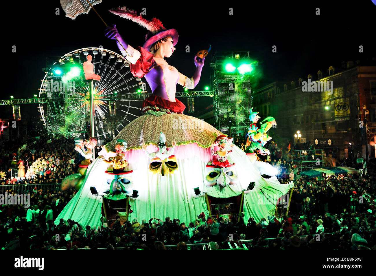 Nizza Frankreich, Öffentliche Veranstaltungen, Karnevalsparade, riesige Wagen auf der Straße in der Nacht, schöner Karnevalswagen Stockfoto