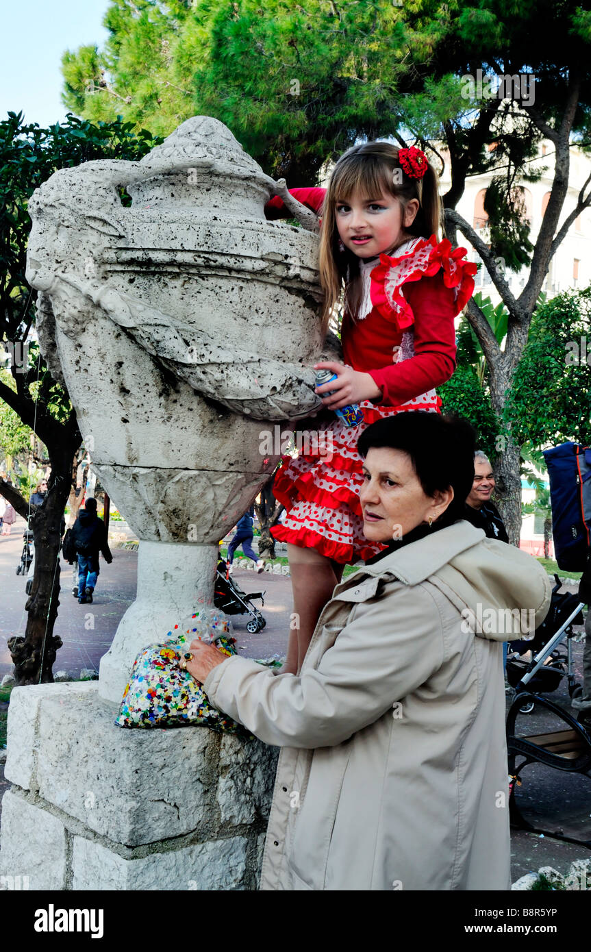 Nizza, Frankreich, öffentliche Veranstaltungen 'Nizza Karneval' Familie, Mutter mit Tochter im traditionellen Kleid, Parade im Crowdpark Stockfoto