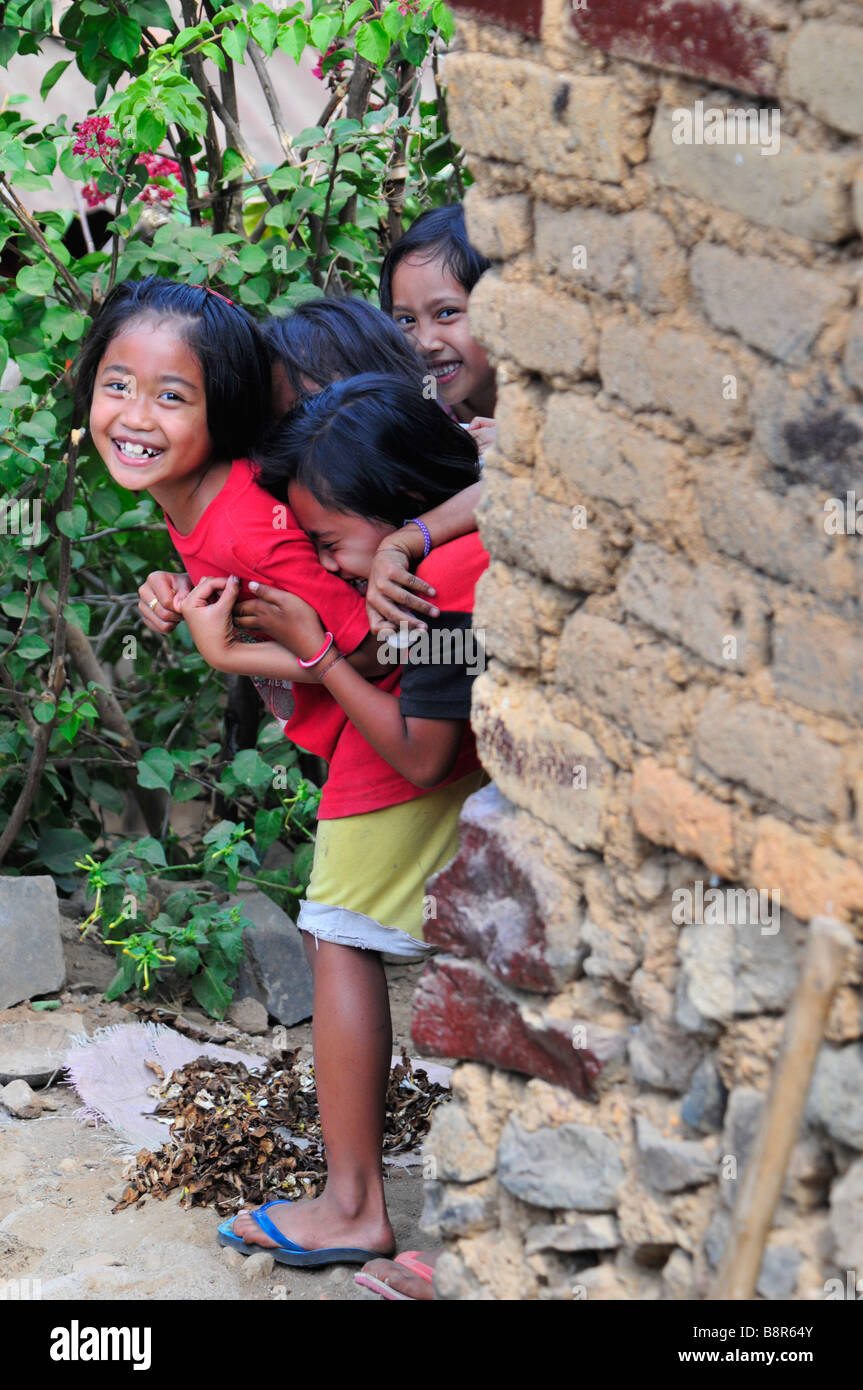 Bali Aga Kinder genießen Spiel Verstecken spielen und versuchen, Julah Dorf, Tejakula, Bali, Indonesien. Stockfoto