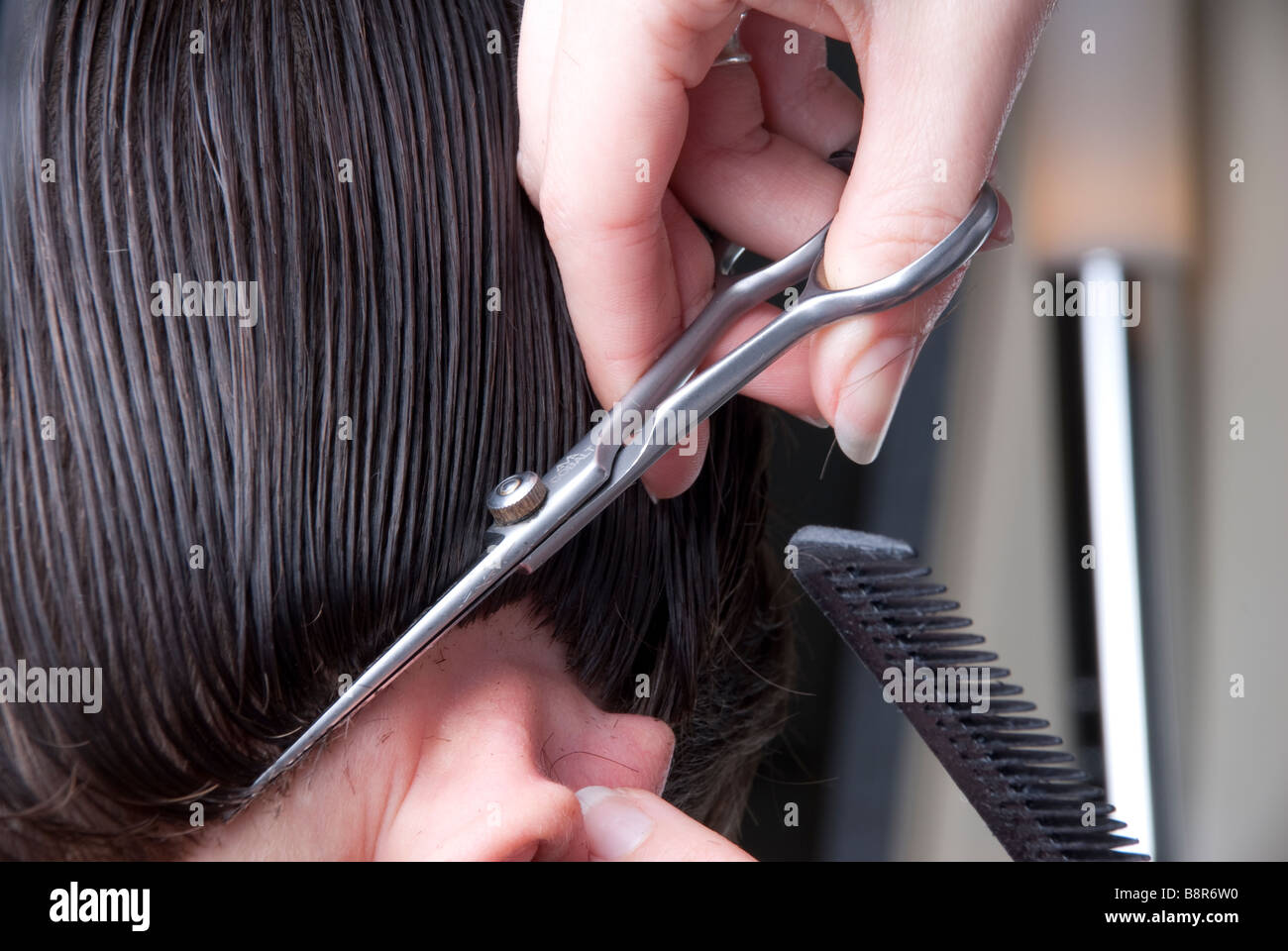 ein Close Up von ein Mann/Frau seine/ihre Haare schneiden / getrimmt Stockfoto