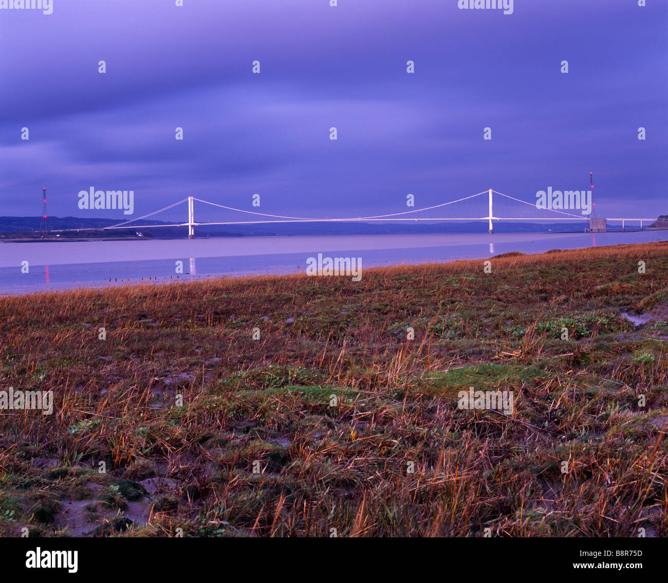 Die Severn Bridge über den Fluss Severn Estuary von Northwick Oaze aus gesehen in Redwick, Gloucestershire, England Stockfoto