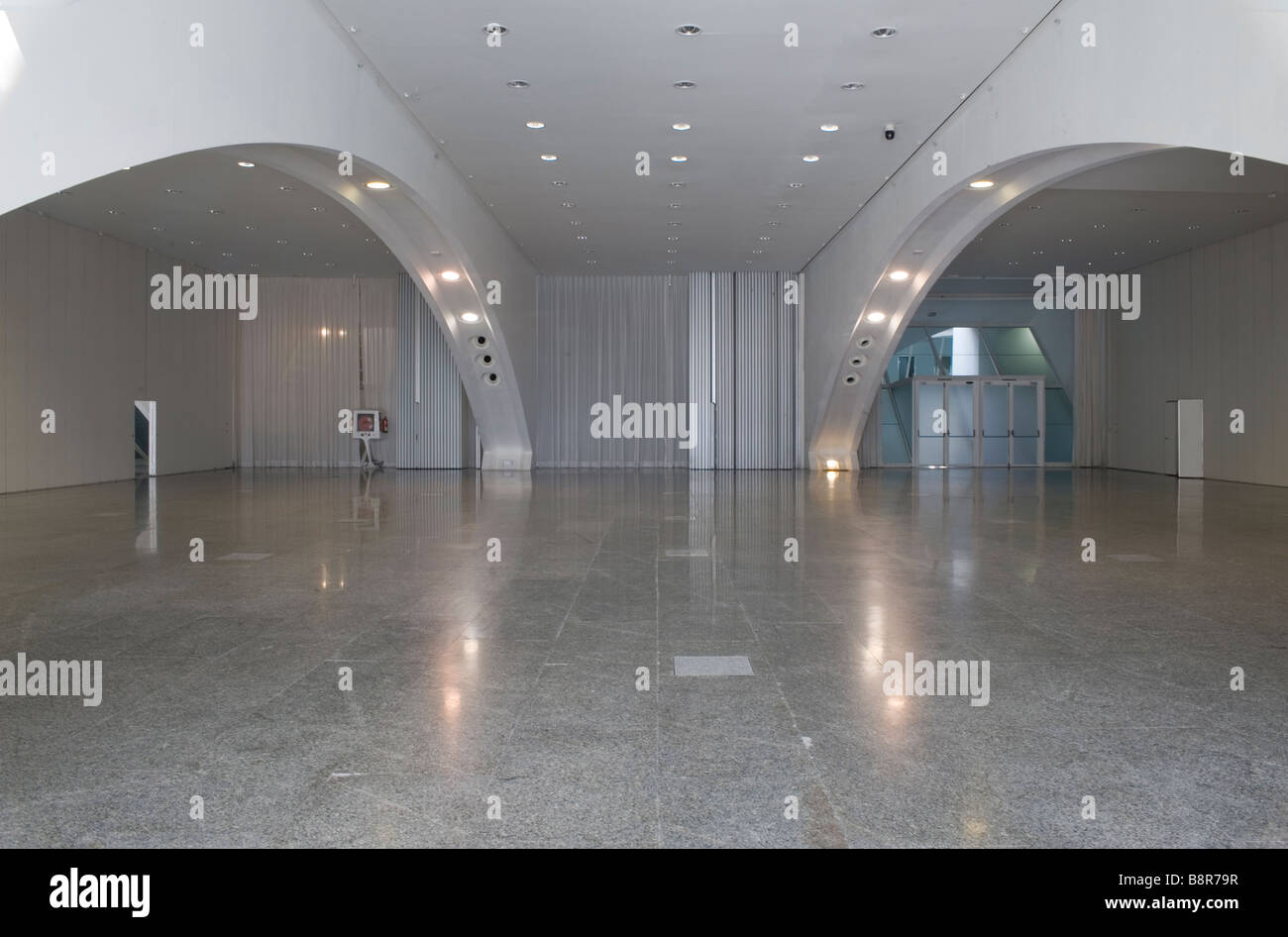 Im Inneren ein Interessantes Gebäude mit Reflexionen auf dem Boden, grafische Linien im Inneren der Architektur. Stockfoto