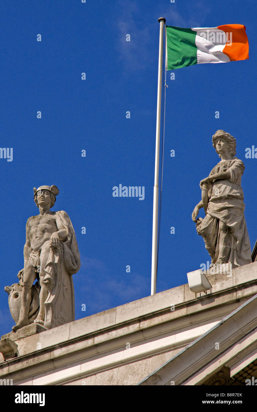 Die irische Flagge auf Custom House Stockfoto