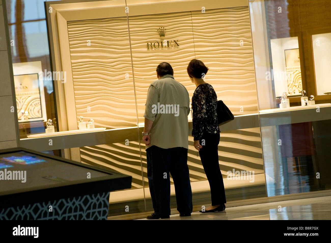 paar Schaufensterbummel in Mall, Dubai, Vereinigte Arabische Emirate Stockfoto