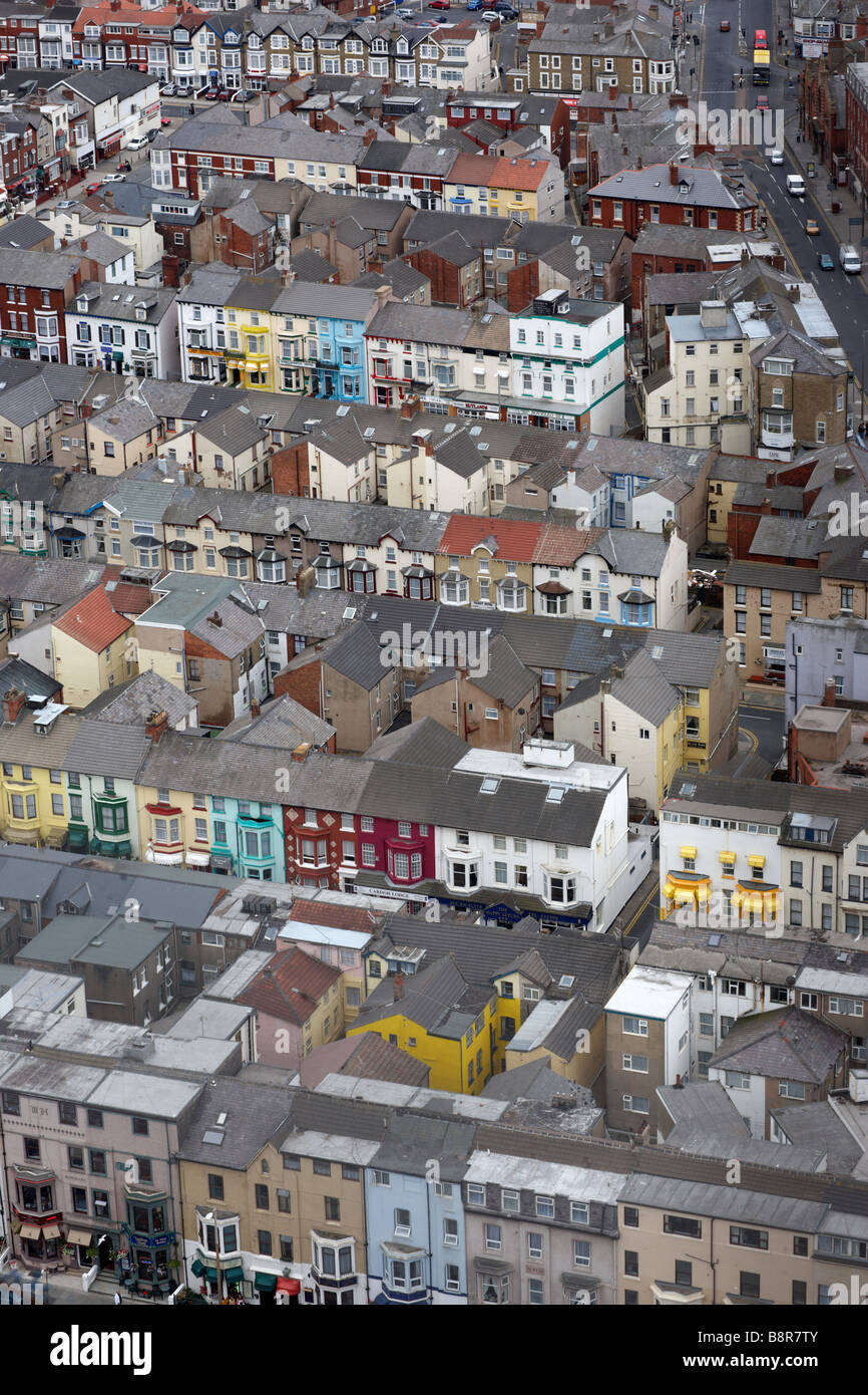 Ein Blick vom Blackpool Tower in Blackpool, UK, über Pensionen und kleine Geschäfte in der Stadt Stockfoto