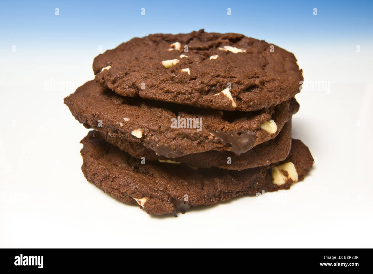 Schokoladen-Plätzchen auf einer blauen Studio-Hintergrund Stockfoto