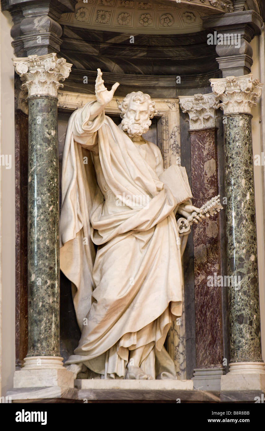 Rome - st. Peter Apostel - Statue von Lateranbasilika - Interieur Stockfoto